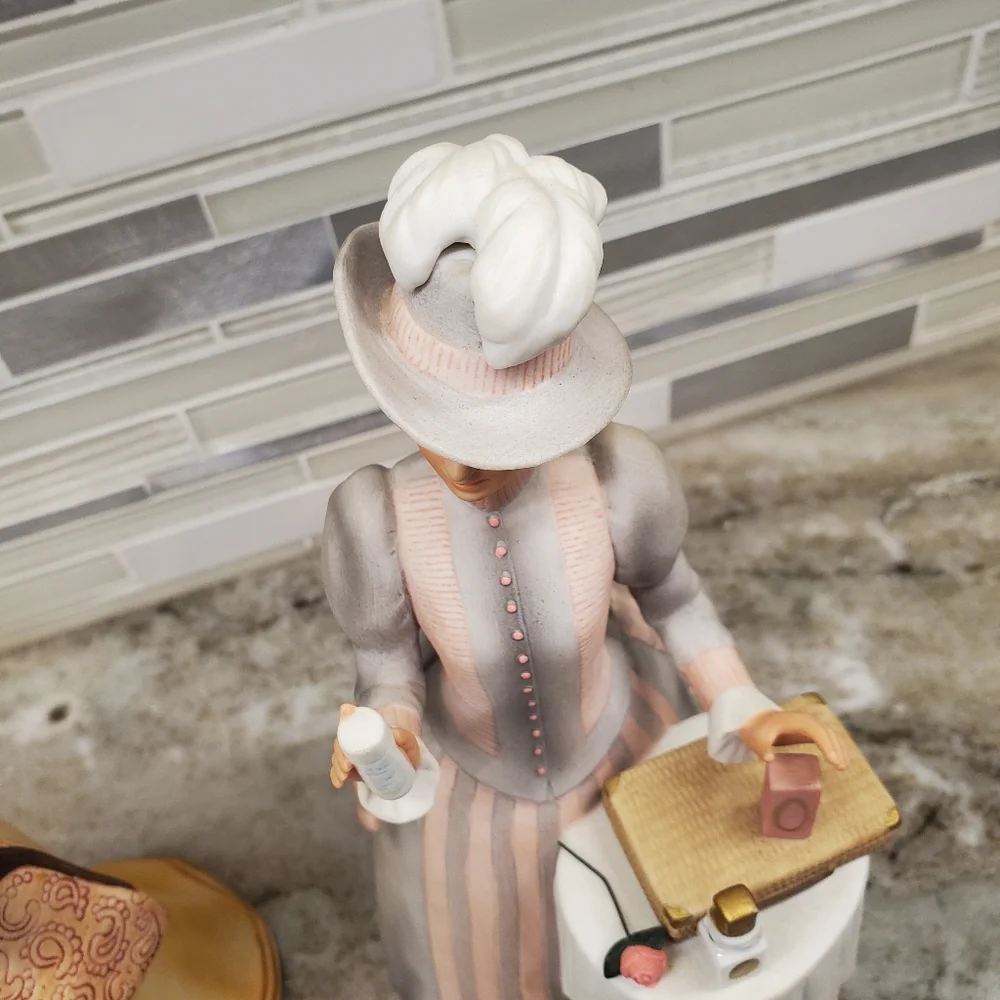 1981 & 1984 Avon Porcelain Women Figurines Avon - Picture 10 of 14